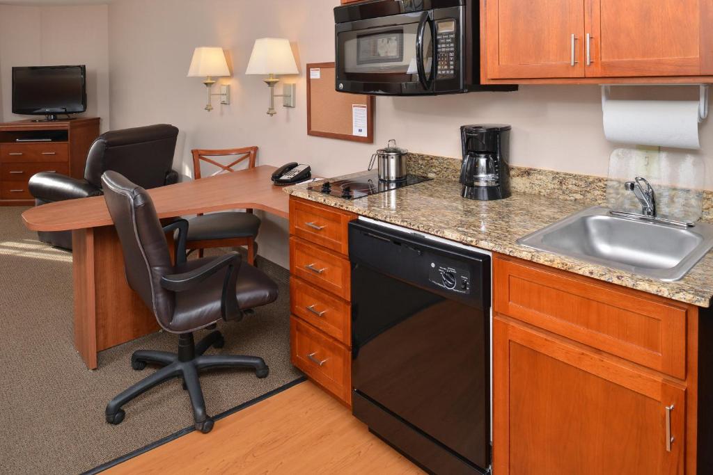 Candlewood Suites Williston an IHG Hotel - image 4