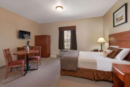 Clarion Hotel & Suites - image 11