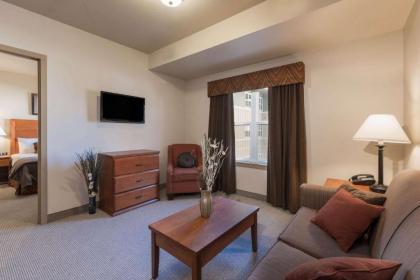 Clarion Hotel & Suites - image 15