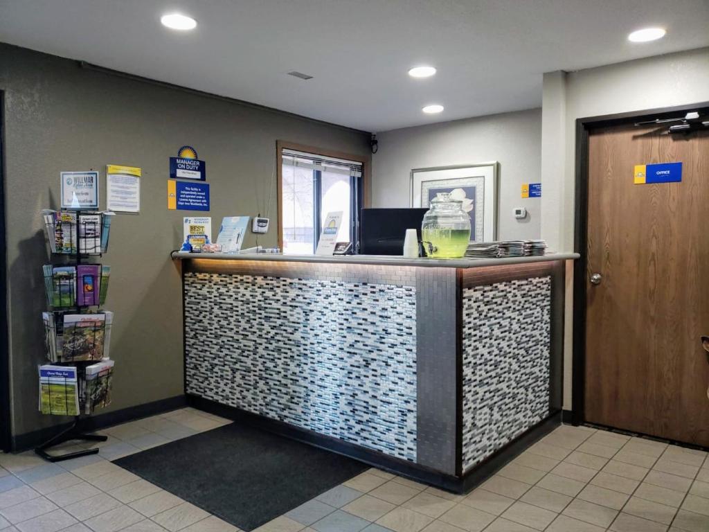 Days Inn by Wyndham Willmar - image 2