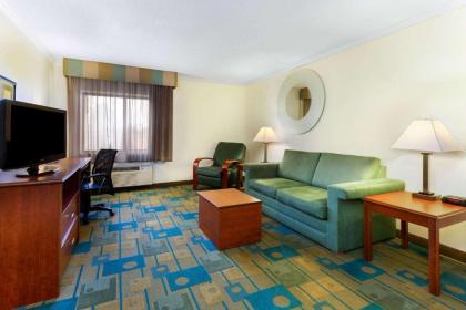 La Quinta Inn by Wyndham Chicago Willowbrook - image 14