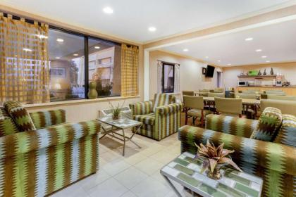 La Quinta Inn by Wyndham Chicago Willowbrook - image 4