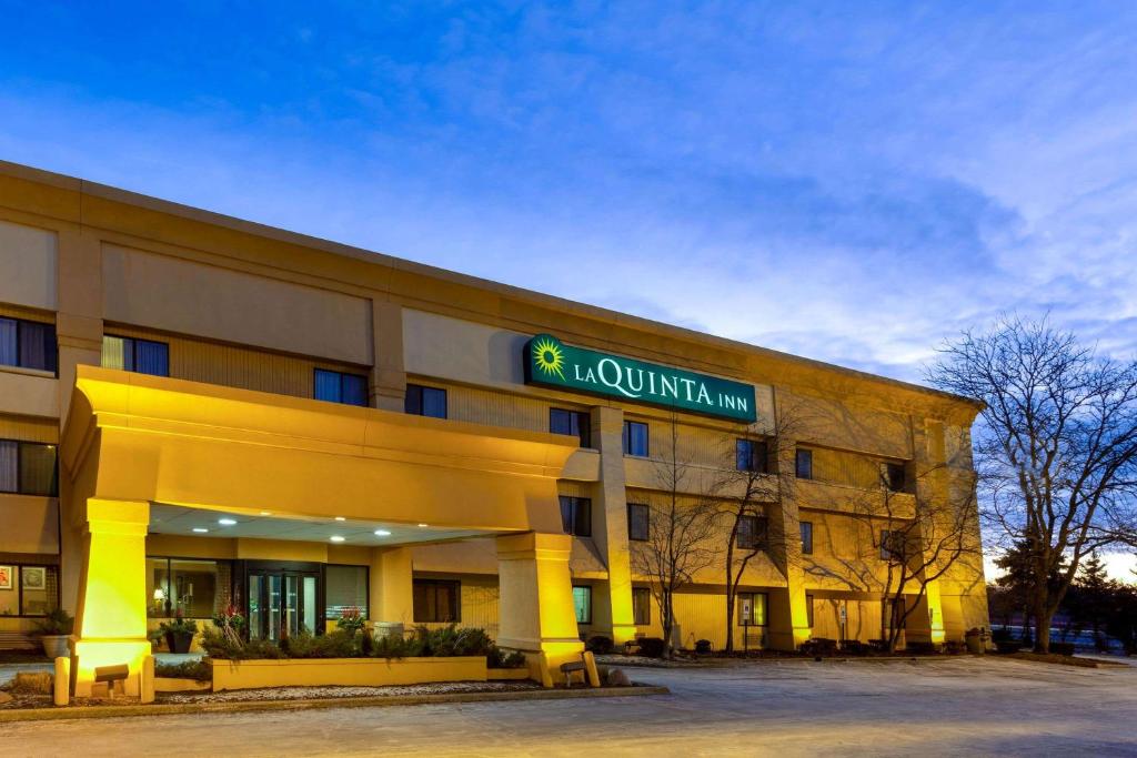 La Quinta Inn by Wyndham Chicago Willowbrook - image 5