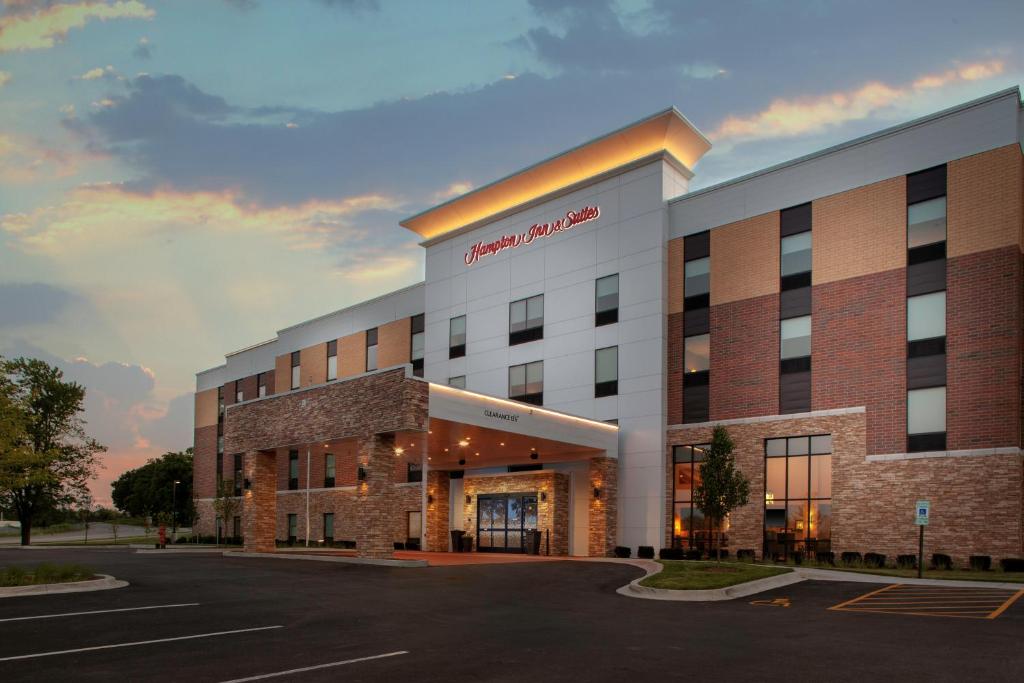 Hampton Inn & Suites Chicago-Burr Ridge - image 6