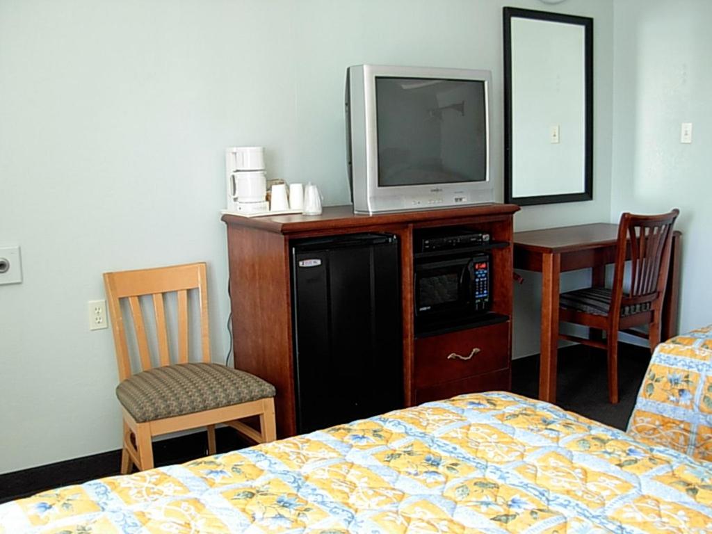 Economy Inn - image 5