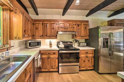 Sleek Cabin with Deck 8Mi to Mount Snow and Hikes! - image 11