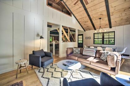 Sleek Cabin with Deck 8Mi to Mount Snow and Hikes! - image 7