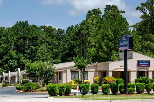 Howard Johnson by Wyndham Wilmington - main image