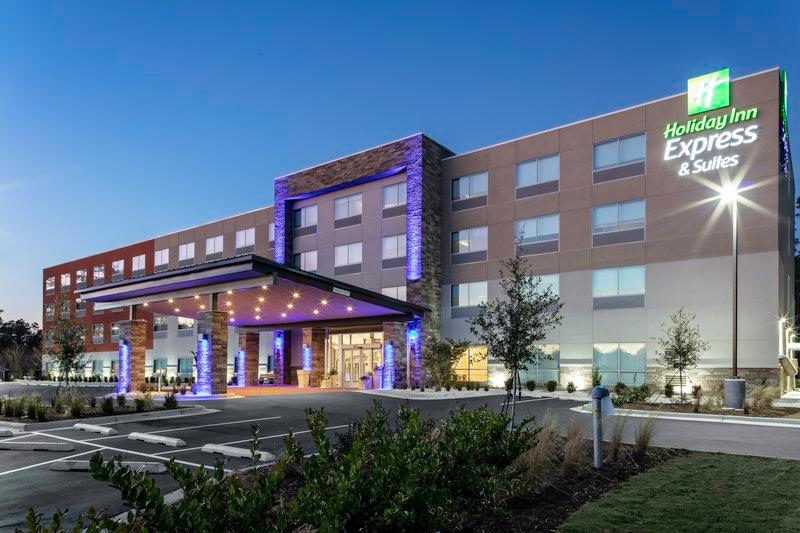 Holiday Inn Express & Suites - Wilmington West - Medical Park an IHG Hotel - main image