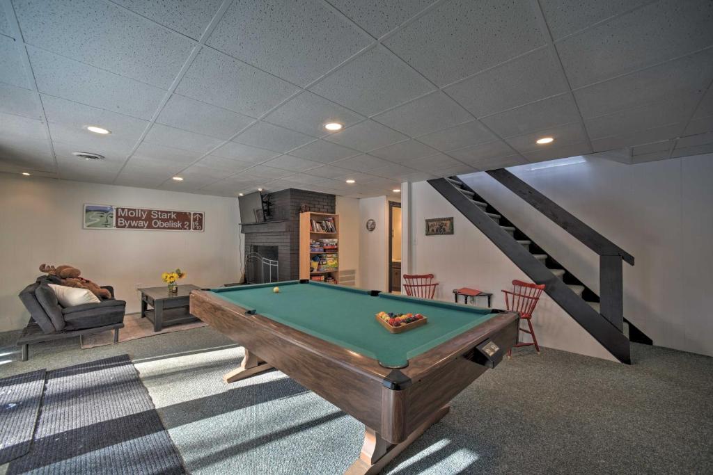 Cozy A-Frame with Pool Table 8 Mi to Mt Snow! - image 2