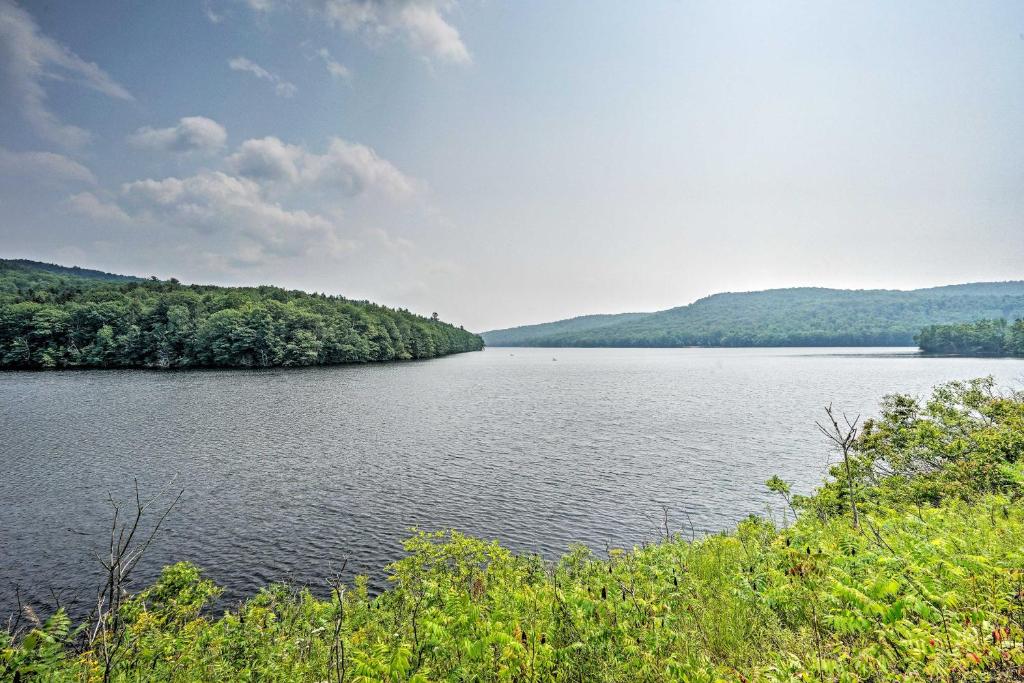 Cozy Treetop Hideaway By Harriman Reservoir - image 2