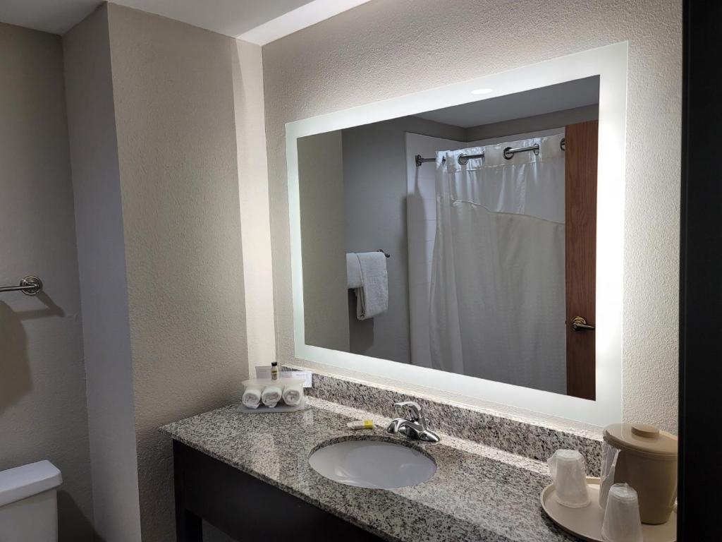 Holiday Inn Express Hotel & Suites - Wilson - Downtown an IHG Hotel - image 7