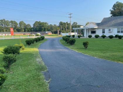 Kenwood Court Motel - image 11