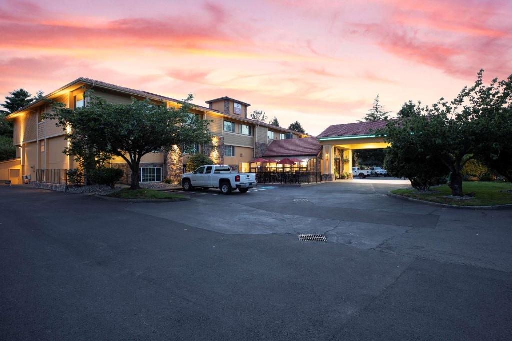 Best Western Plus Parkway Inn - main image