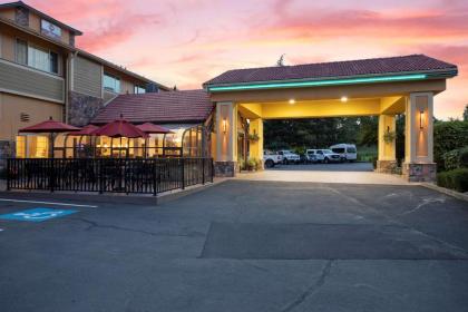 Best Western Plus Parkway Inn - image 14