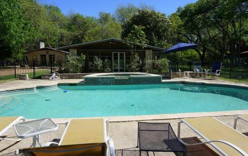 Rock House on Cypress Creek - image 2