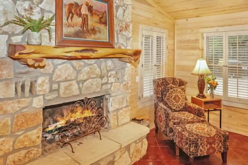 Wimberley Log Cabins Resort and Suites - The Oak Lodge - image 3