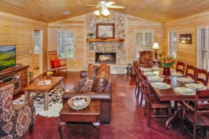 Wimberley Log Cabins Resort and Suites - The Oak Lodge - image 4