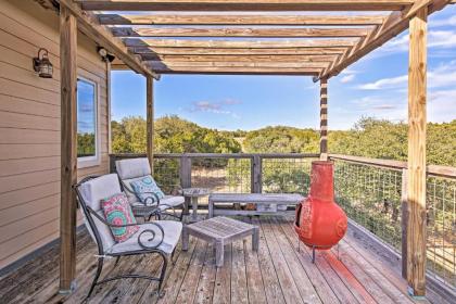 Pura Vida Peaceful Hill Country Hideaway with Pond Views - image 3