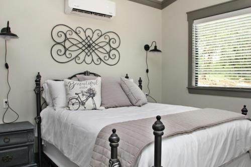 Green Acres Cottages - Boerne Suite - main image