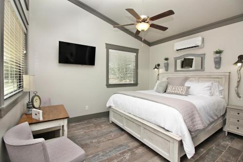 Cottages at Green Acres - Dripping Springs Suite - main image