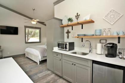 Green Acres Cottages - Fredericksburg Suite - image 1