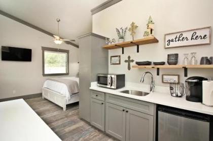 Green Acres Cottages - Gruene Suite - image 2