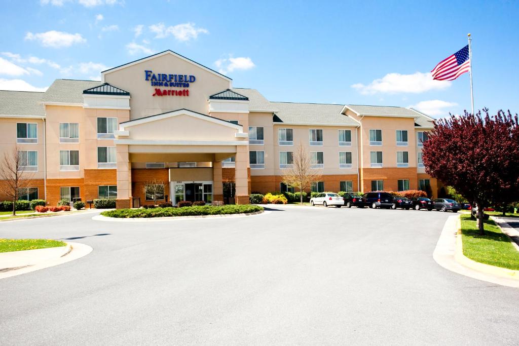 Fairfield Inn and Suites by Marriott Winchester - main image