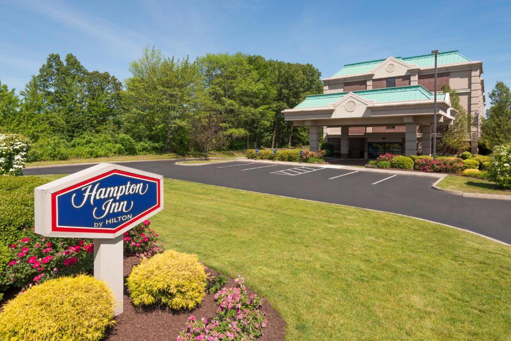 Hampton Inn Hartford Airport - main image