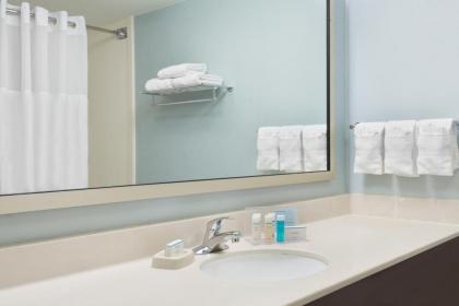 Hampton Inn Hartford Airport - image 12