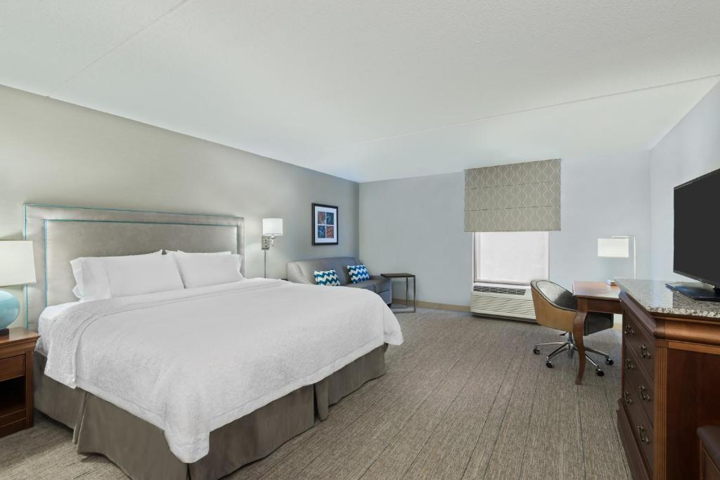 Hampton Inn Hartford Airport - image 7