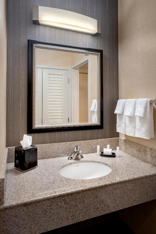 Courtyard By Marriott Hartford Windsor Airport - image 2