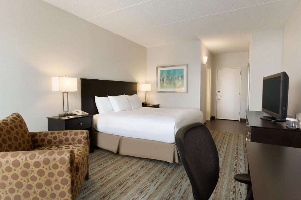 DoubleTree by Hilton Bradley International Airport - image 7