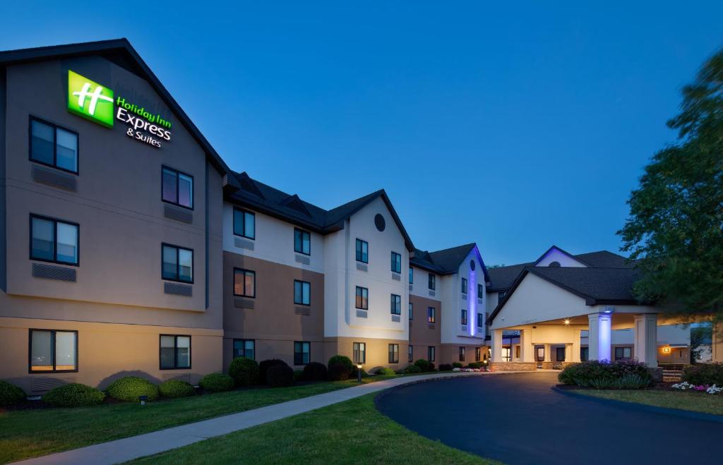 Holiday Inn Express & Suites Bradley Airport an IHG Hotel - main image