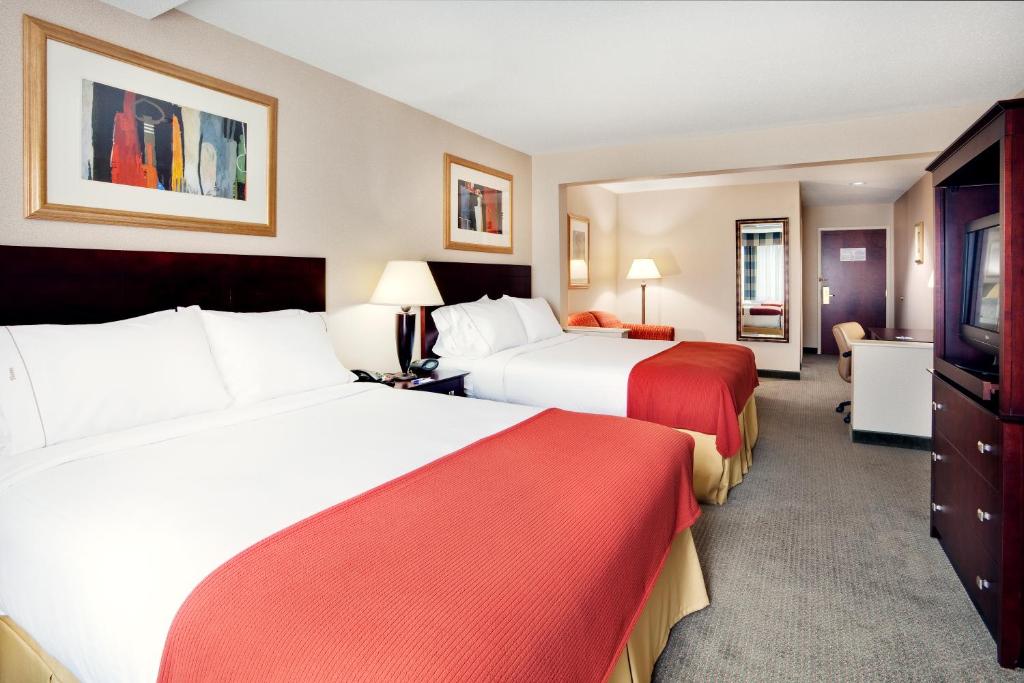 Holiday Inn Express & Suites Bradley Airport an IHG Hotel - image 2