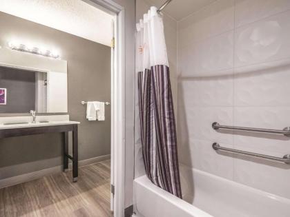 La Quinta by Wyndham Hartford - Bradley Airport - image 3