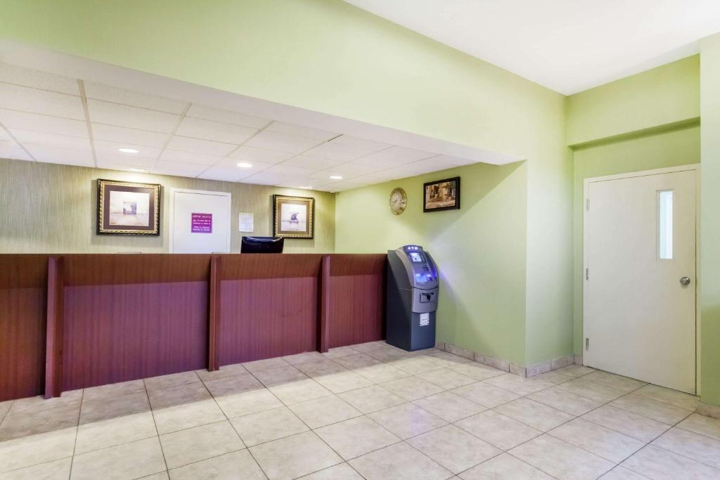 Days Inn by Wyndham Windsor Locks / Bradley Intl Airport - image 4