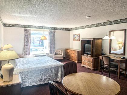 Econo Lodge Inn & Suites - image 14