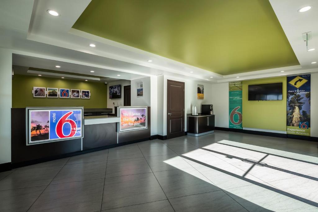 Motel 6-Canoga Park CA - image 4