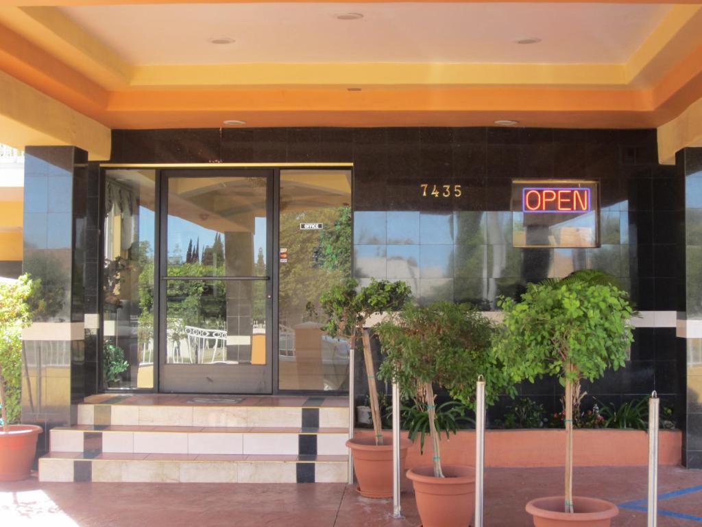 Starlight Inn Canoga Park - image 4