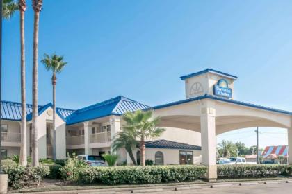 Days Inn & Suites by Wyndham Winnie - image 1