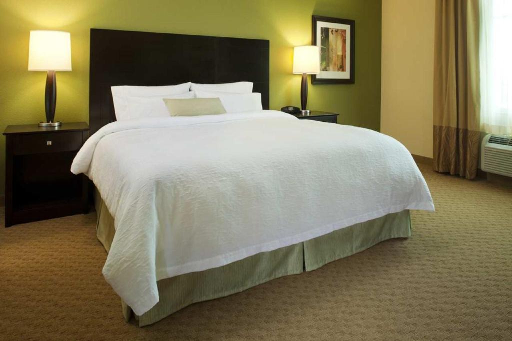 Hampton Inn & Suites Winnie - image 2