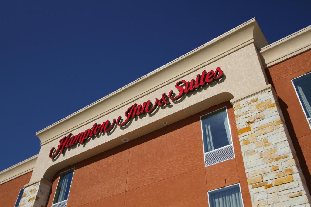 Hampton Inn & Suites Winnie - image 3