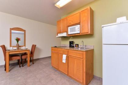 Americas Best Value Inn & Suites-Winnie - image 11