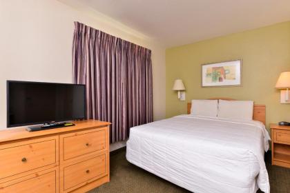 Americas Best Value Inn & Suites-Winnie - image 4