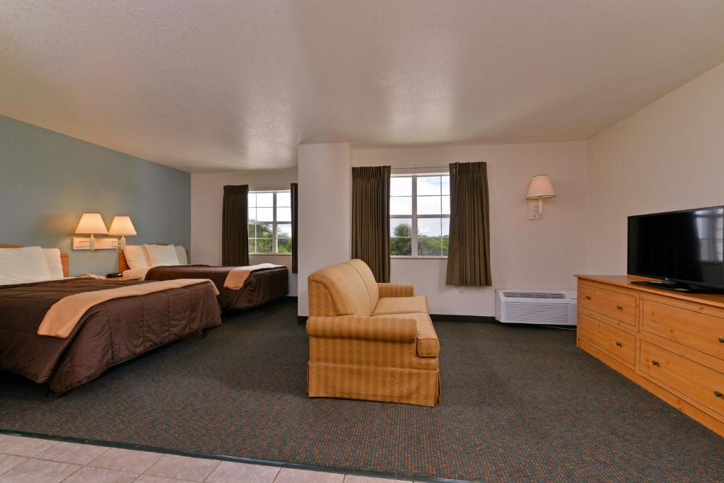 Americas Best Value Inn & Suites-Winnie - image 7