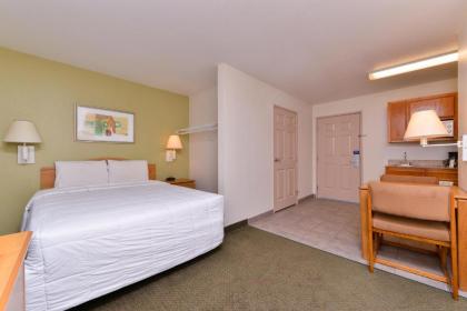 Americas Best Value Inn & Suites-Winnie - image 8