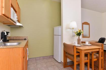 Americas Best Value Inn & Suites-Winnie - image 9