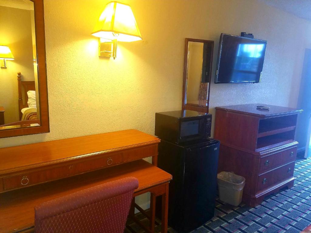 Americas Best Value Inn-Winnsboro - image 2