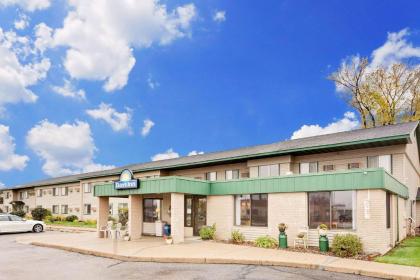 Days Inn by Wyndham Winona - image 1